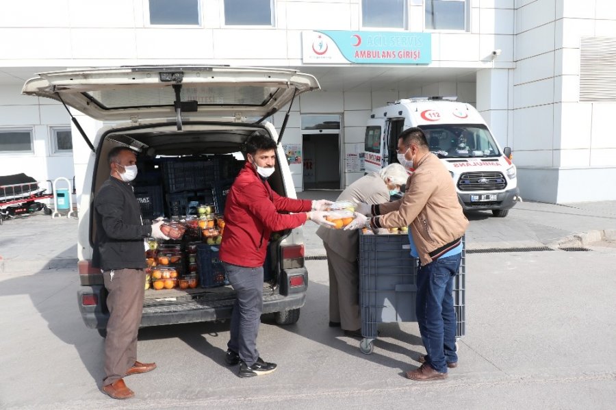 Aksaray’da Sağlıkçılara Meyveli Moral Desteği