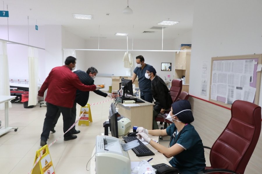 Aksaray’da Sağlıkçılara Meyveli Moral Desteği