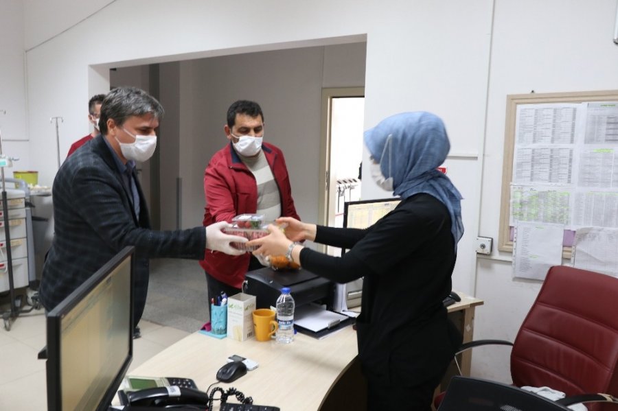 Aksaray’da Sağlıkçılara Meyveli Moral Desteği