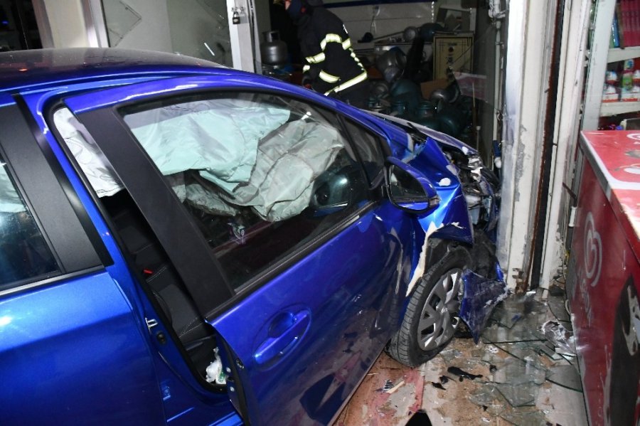 Aksaray’da Kontrolden Çıkan Otomobil Tüpçü Dükkanına Girdi