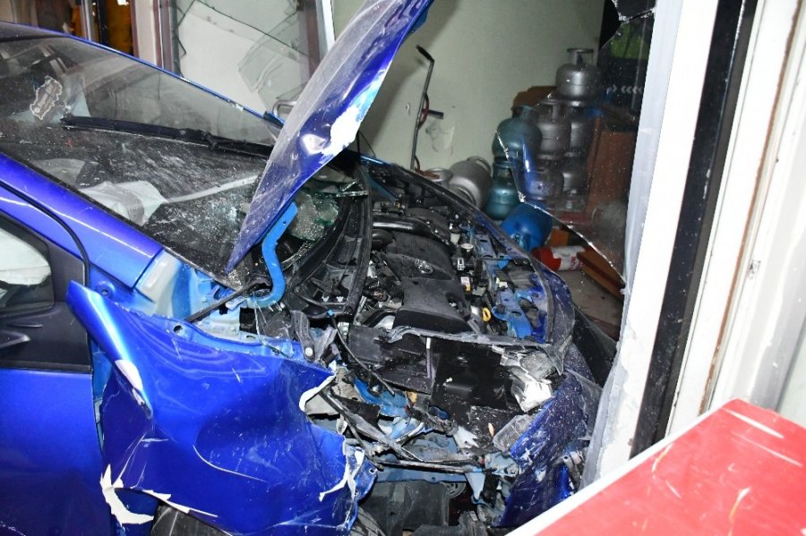 Aksaray’da Kontrolden Çıkan Otomobil Tüpçü Dükkanına Girdi