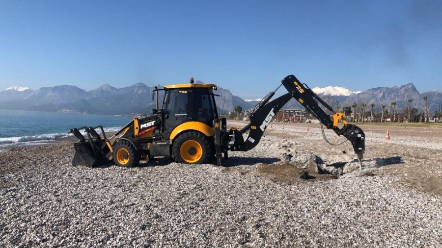 Konyaaltı Sahili Sezona Hazırlanıyor