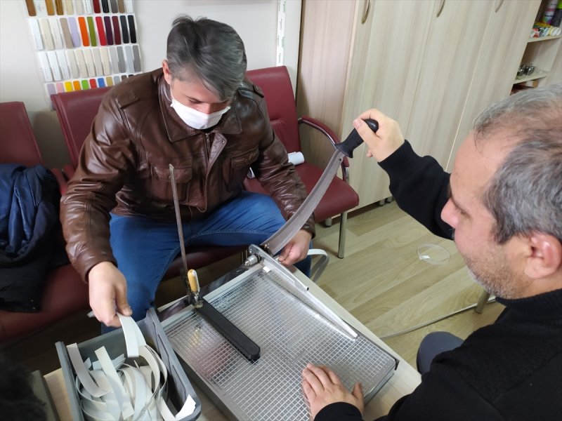 Karaman'da İki Lisede Sağlık Çalışanları İçin Siperlikli Maske Üretiliyor