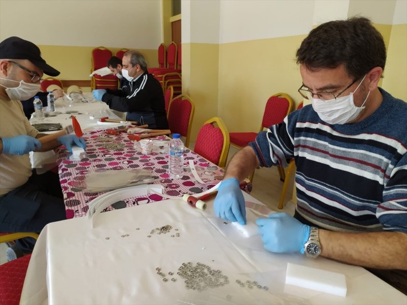 Karaman'da İki Lisede Sağlık Çalışanları İçin Siperlikli Maske Üretiliyor