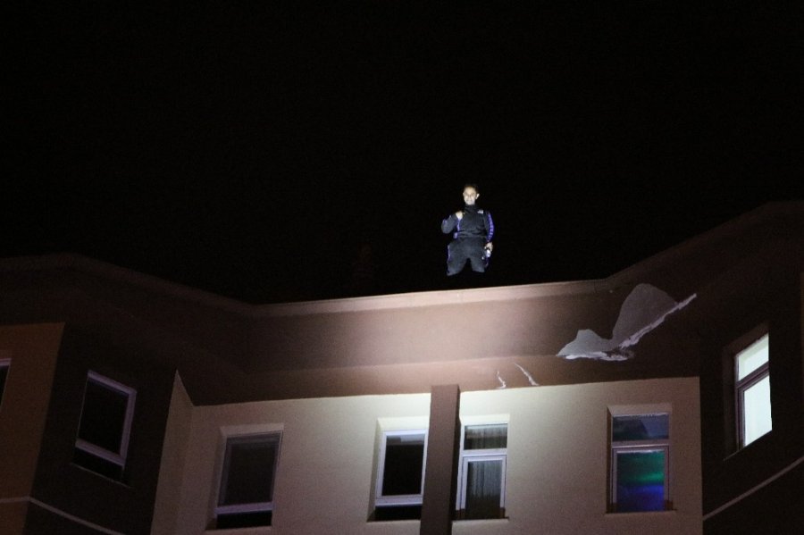 İntihar Teşebbüsünü İzlemek İçin Sosyal Mesafe Kuralını Hiçe Saydılar