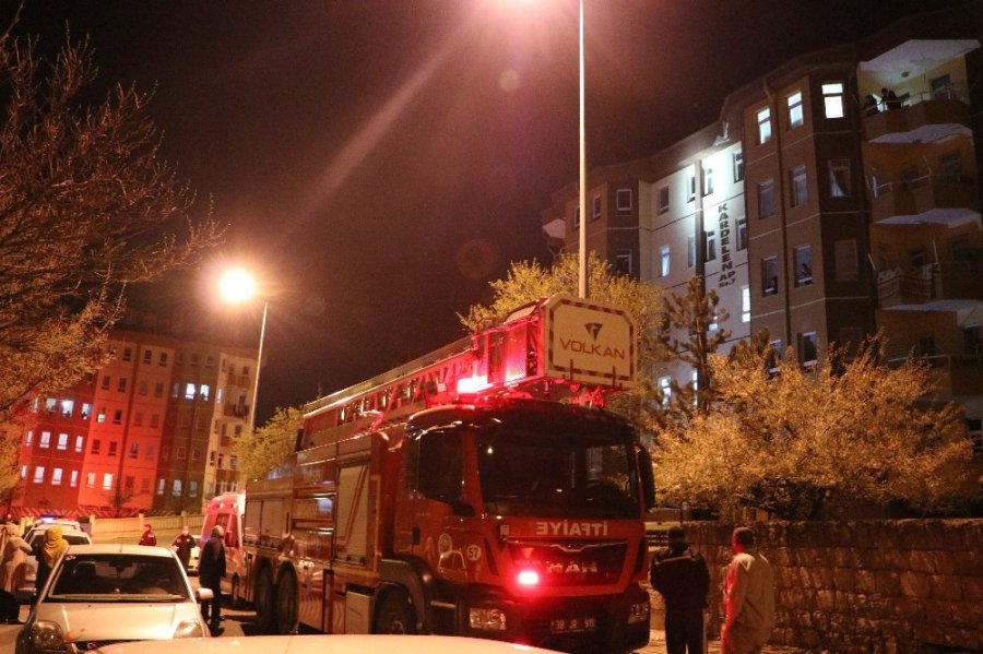 İntihar Teşebbüsünü İzlemek İçin Sosyal Mesafe Kuralını Hiçe Saydılar