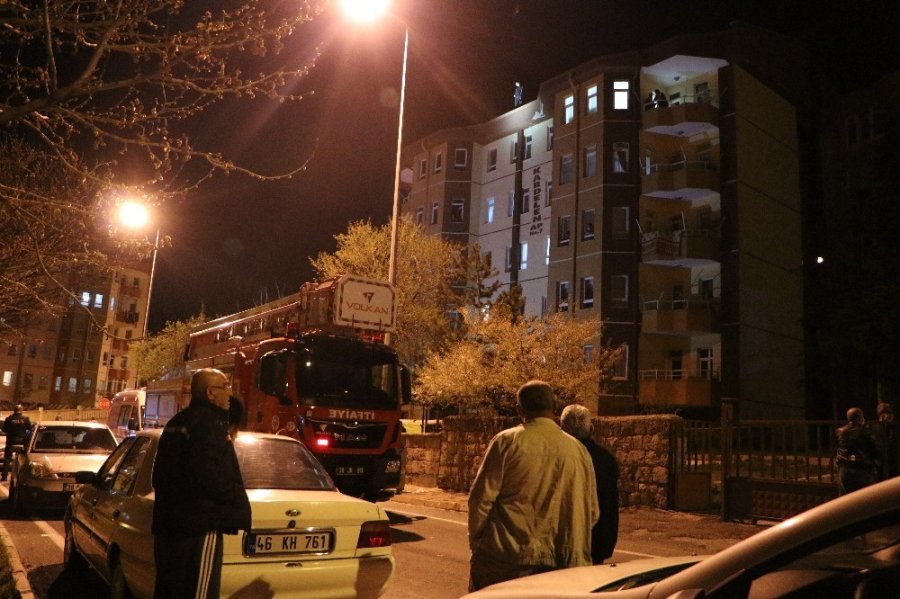 İntihar Teşebbüsünü İzlemek İçin Sosyal Mesafe Kuralını Hiçe Saydılar