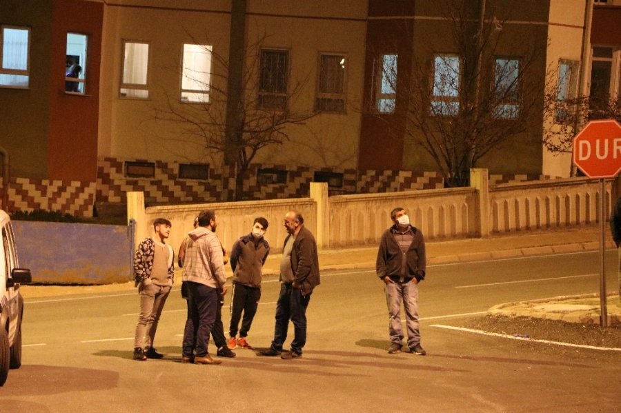 İntihar Teşebbüsünü İzlemek İçin Sosyal Mesafe Kuralını Hiçe Saydılar