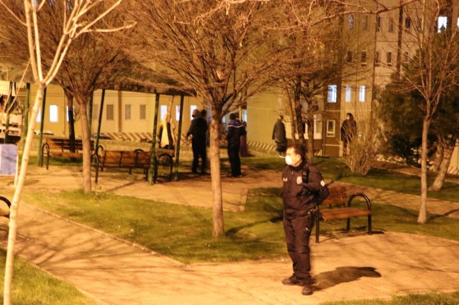 İntihar Teşebbüsünü İzlemek İçin Sosyal Mesafe Kuralını Hiçe Saydılar