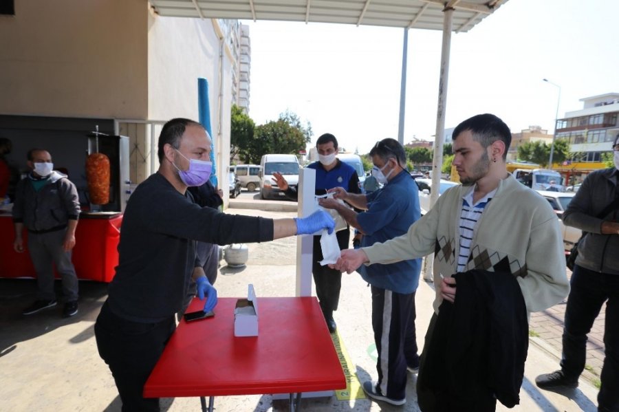 Kepez Belediyesi 11 Semt Pazarında, 2 Günde 27 Bin 800 Maske Dağıttı