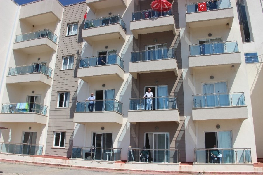 Sokağa Çıkamayan Huzurevi Sakinlerinin Eğlence Ayaklarına Geldi