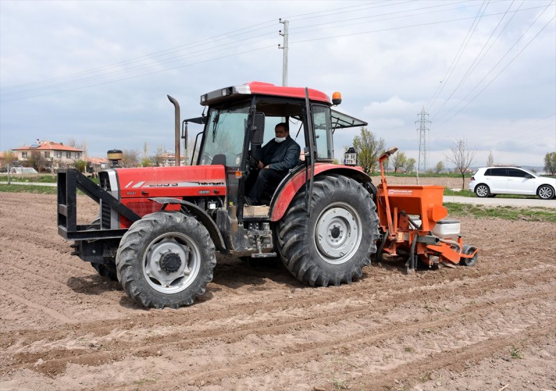 Aksaraylı Çiftçiler, Kovid-19'a Rağmen Ekimi Sürdürüyor