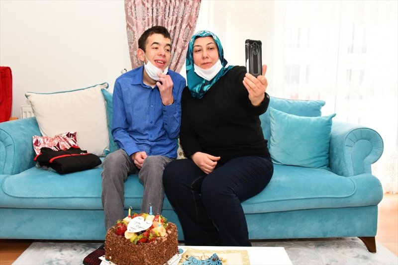 Aksaray'da, Zihinsel Engelli Gence Doğum Günü Sürprizi