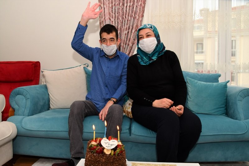 Aksaray'da, Zihinsel Engelli Gence Doğum Günü Sürprizi