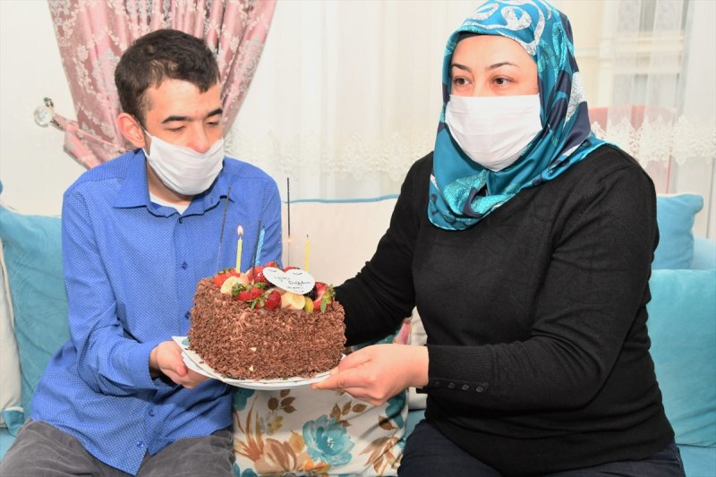 Aksaray'da, Zihinsel Engelli Gence Doğum Günü Sürprizi