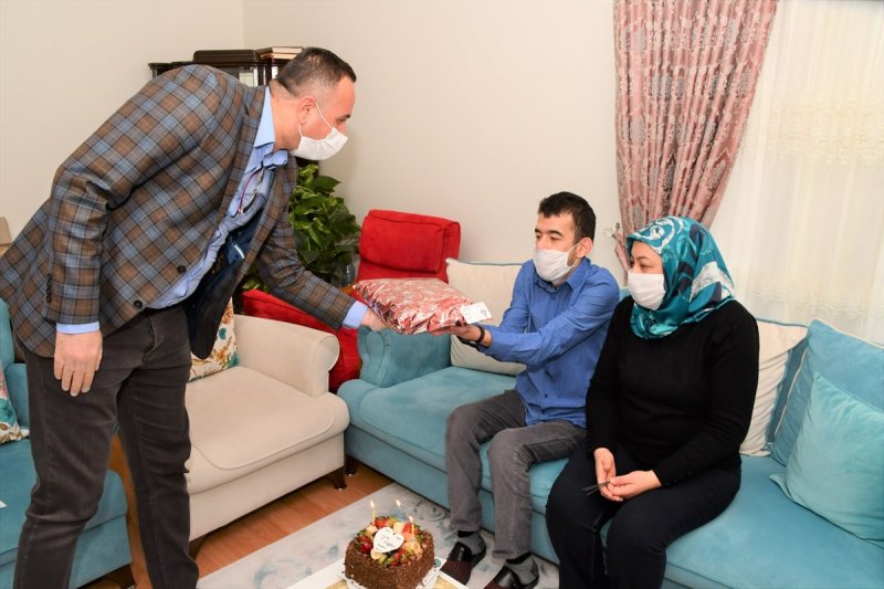 Aksaray'da, Zihinsel Engelli Gence Doğum Günü Sürprizi