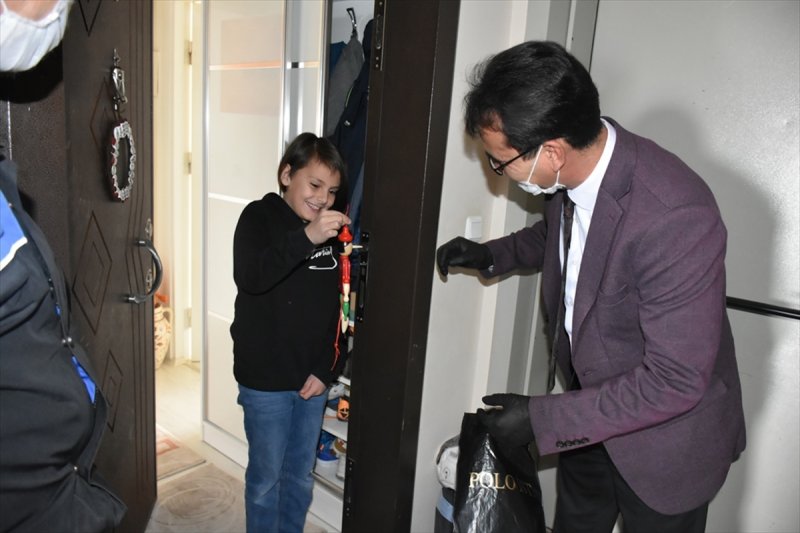 Bilgisayar Almak İçin Biriktirdiği Parayı Milli Dayanışma Kampanyası'na Bağışladı