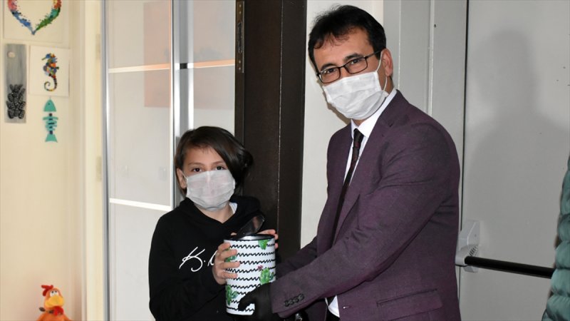 Bilgisayar Almak İçin Biriktirdiği Parayı Milli Dayanışma Kampanyası'na Bağışladı