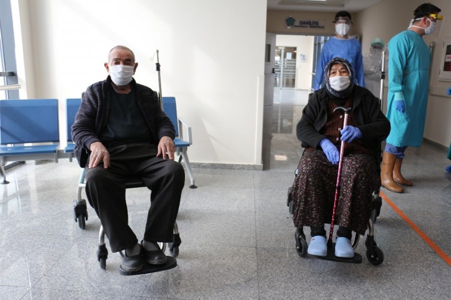 79 Yaşındaki Karı Koca Korona Virüsü Yendi