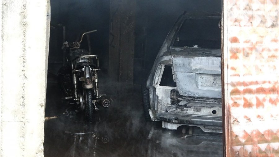 Yangın Çıkan Depodaki Otomobil Ve Motosiklet Hurdaya Döndü