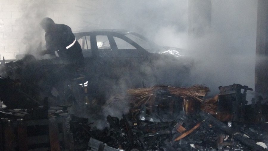 Yangın Çıkan Depodaki Otomobil Ve Motosiklet Hurdaya Döndü
