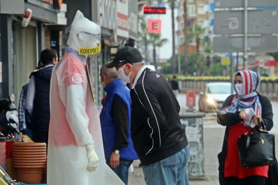Antalya’da ’Korona’ Modası Vitrinleri Süslüyor