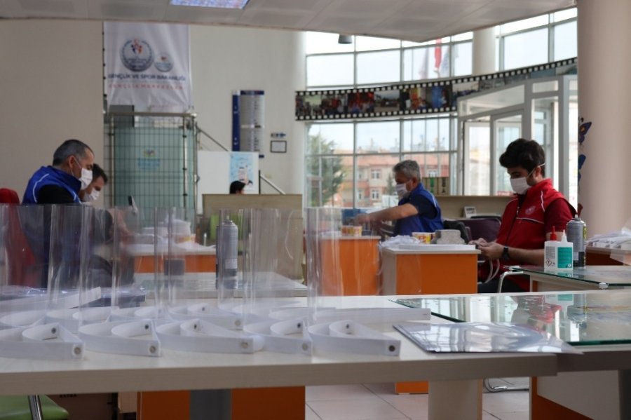 Karaman'da Gençlik Merkezi de Maske Seferberliğine Katıldı