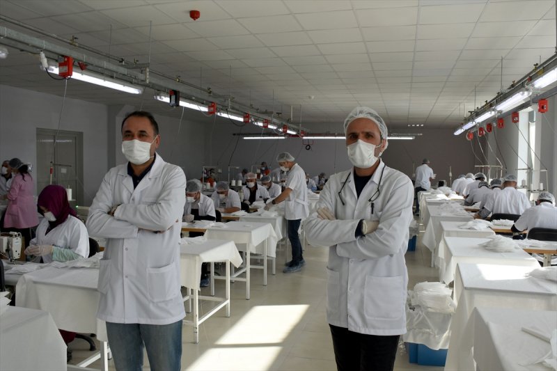 Aksaray'da Bir Tekstil Fabrikasında Günde 80 Bin Maske Üretiliyor