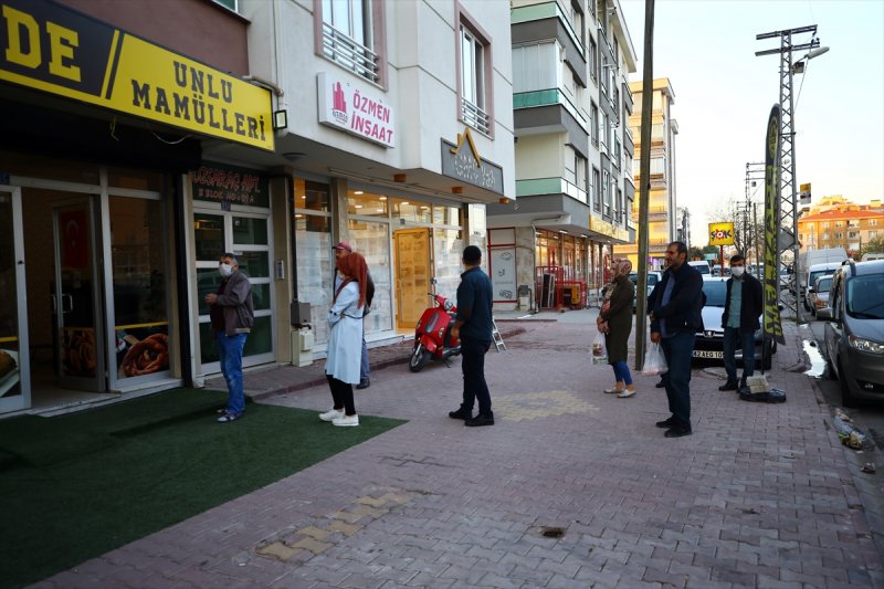 Konya'da Sokağa Çıkma Kısıtlamasına Saatler Kala Hareketlilik Yaşandı
