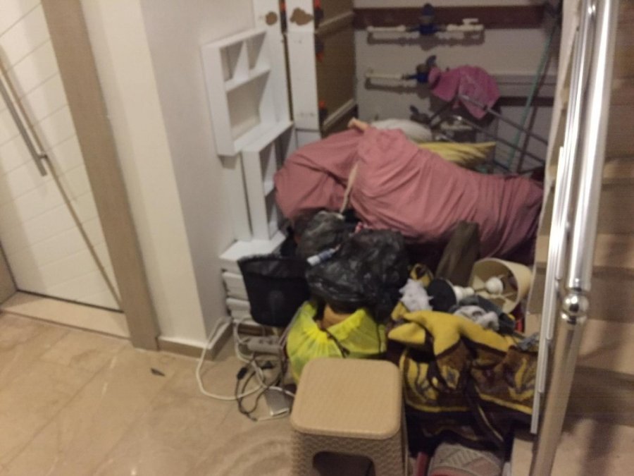 Antalya'da Kirasını Ödeyemeyen Genç Sokakta Kaldı