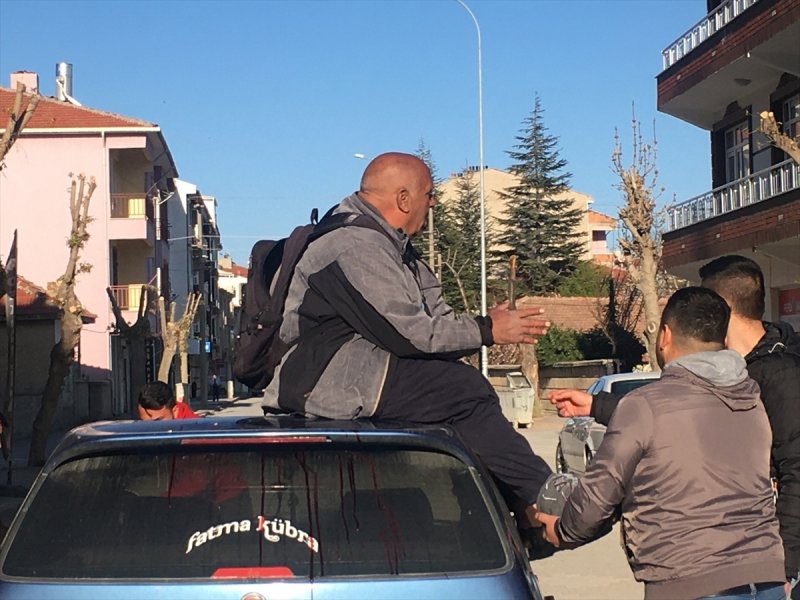 Konya'da Motosiklet Sürücüsü, Kendini Otomobilin Tavanında Buldu