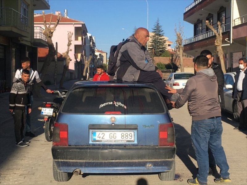 Konya'da Motosiklet Sürücüsü, Kendini Otomobilin Tavanında Buldu