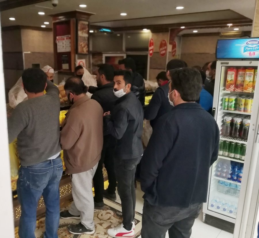 Aksaray'da Pide Kuyruğunda Sosyal Mesafe Hiçe Sayıldı