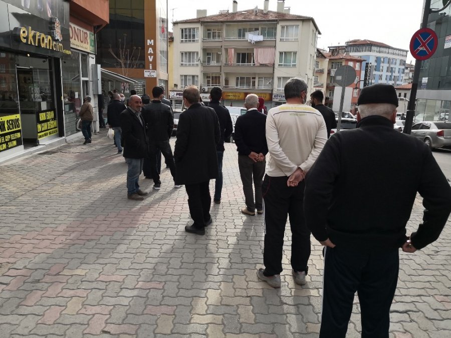 Aksaray'da Pide Kuyruğunda Sosyal Mesafe Hiçe Sayıldı