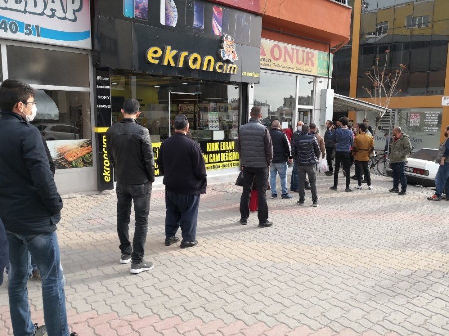 Aksaray'da Pide Kuyruğunda Sosyal Mesafe Hiçe Sayıldı