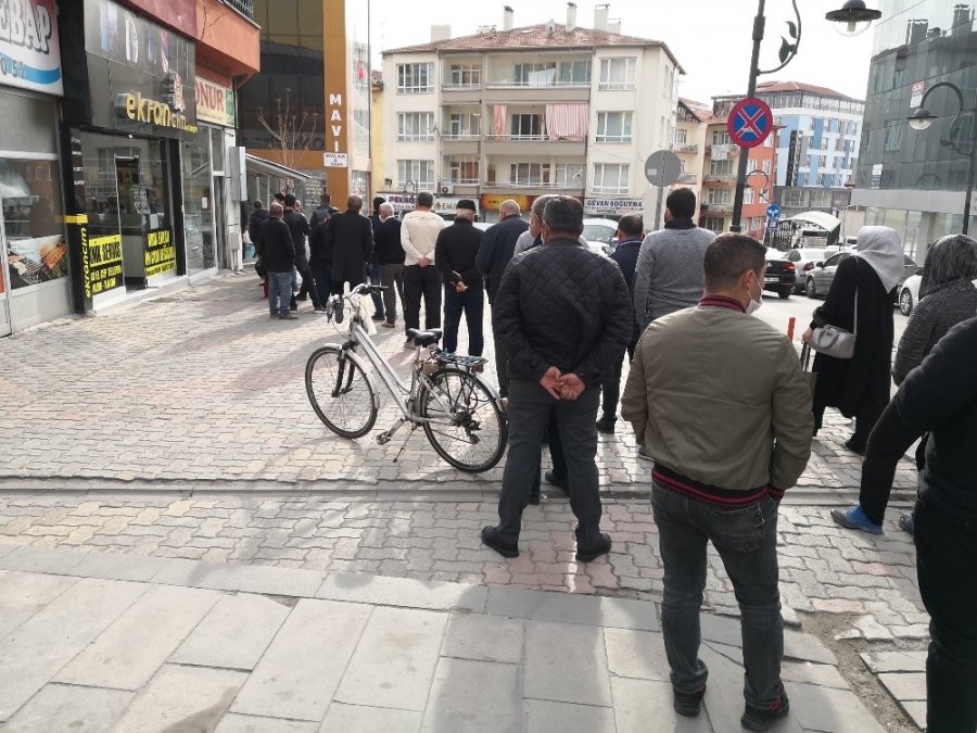 Aksaray'da Pide Kuyruğunda Sosyal Mesafe Hiçe Sayıldı