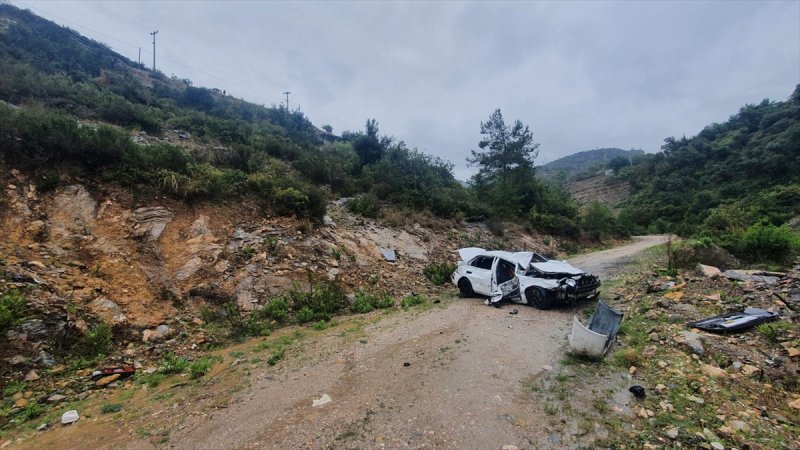 Antalya'da Otomobil Uçuruma Yuvarlandı