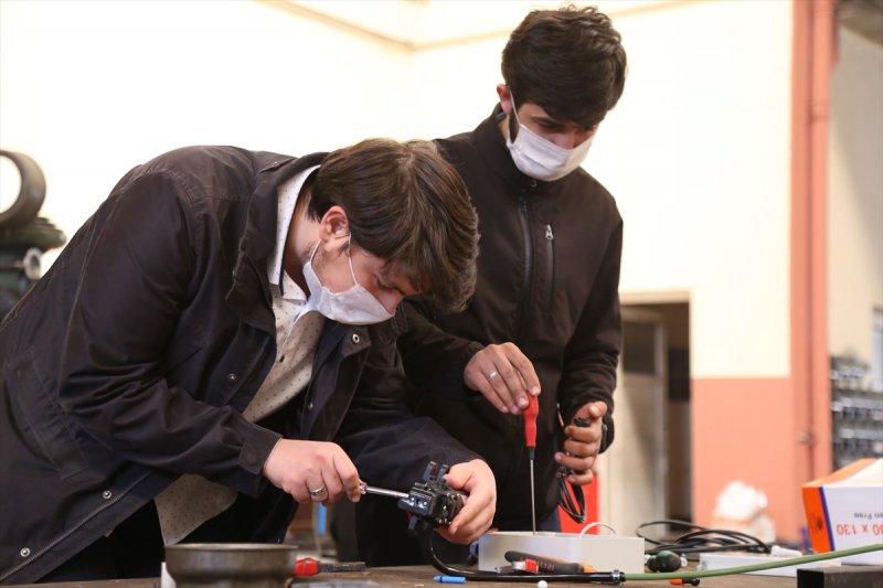 Üniversitelilerin Yaptığı ''Dezenfeksiyon Kapısı''na İlgi Arttı