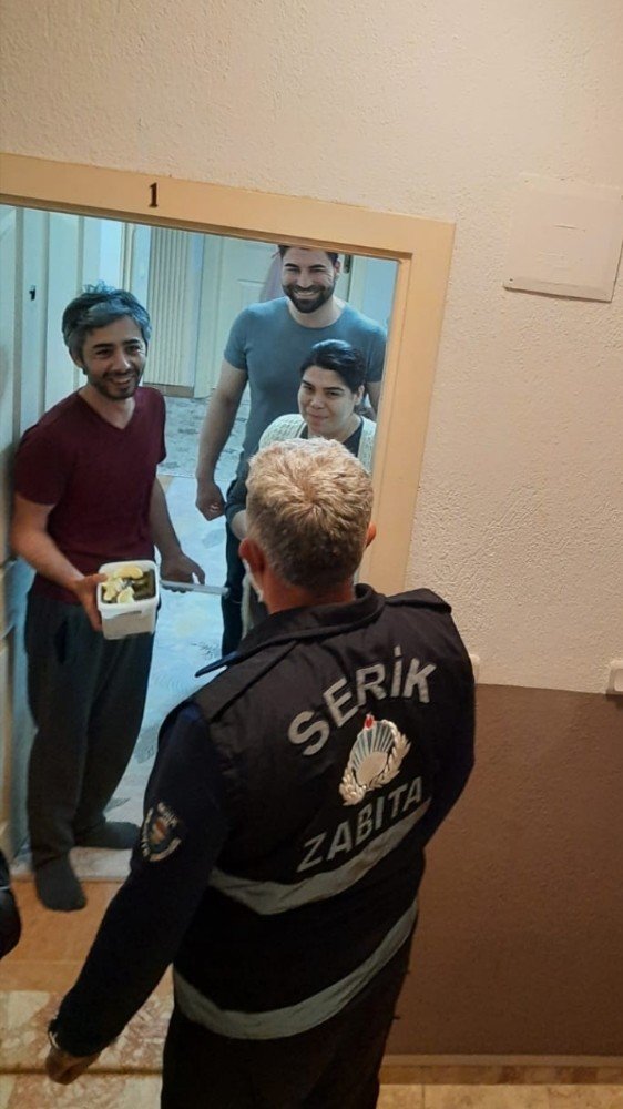 Antalya'da Yaprak Sarmasına Aşeren Kadına Zabıta Yardımı