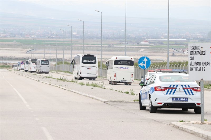 Azerbaycan'dan Getirilen 299 Kişi, Niğde'de Yurda Yerleştirildi