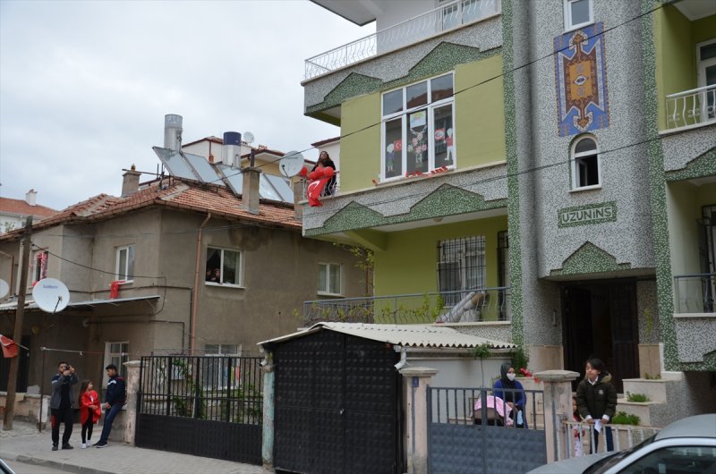 Karaman'da Sokağa Kurdukları Ses Sistemiyle 23 Nisan'ı Kutladılar