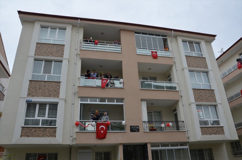 Karaman'da Sokağa Kurdukları Ses Sistemiyle 23 Nisan'ı Kutladılar