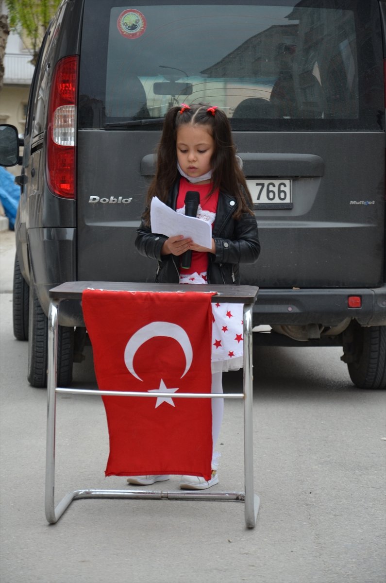 Karaman'da Sokağa Kurdukları Ses Sistemiyle 23 Nisan'ı Kutladılar