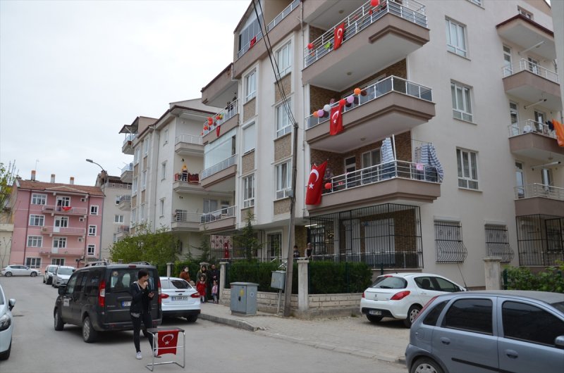 Karaman'da Sokağa Kurdukları Ses Sistemiyle 23 Nisan'ı Kutladılar