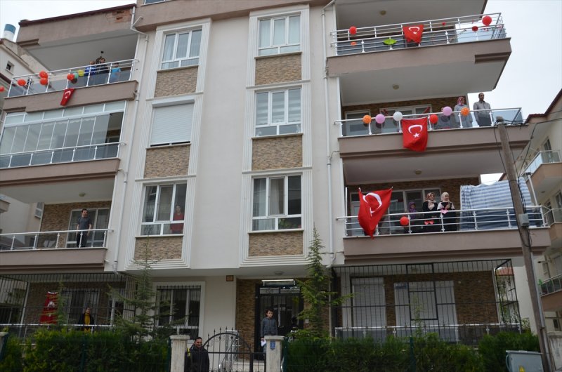 Karaman'da Sokağa Kurdukları Ses Sistemiyle 23 Nisan'ı Kutladılar