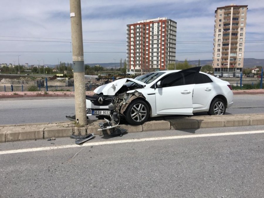 Kaza Yapan Sürücü, Otomobili Bırakıp Kaçtı