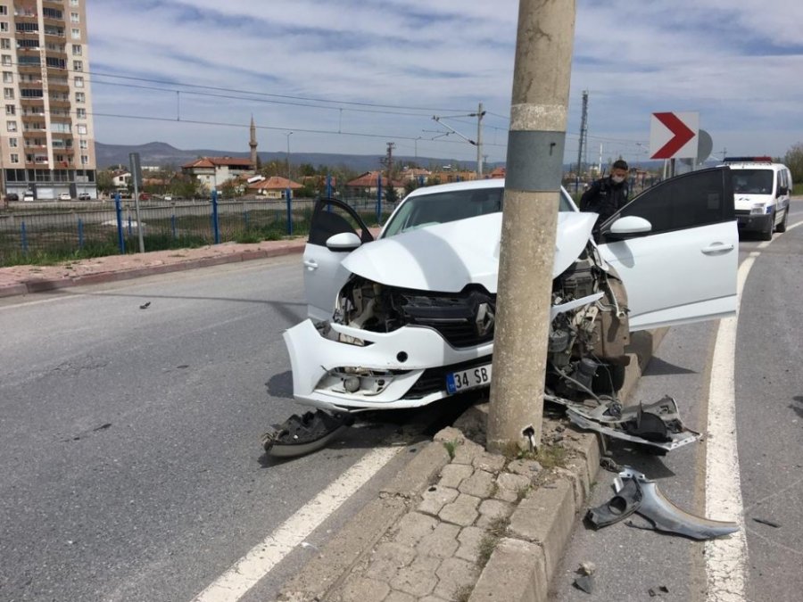 Kaza Yapan Sürücü, Otomobili Bırakıp Kaçtı