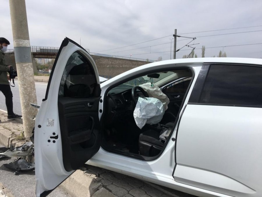 Kaza Yapan Sürücü, Otomobili Bırakıp Kaçtı