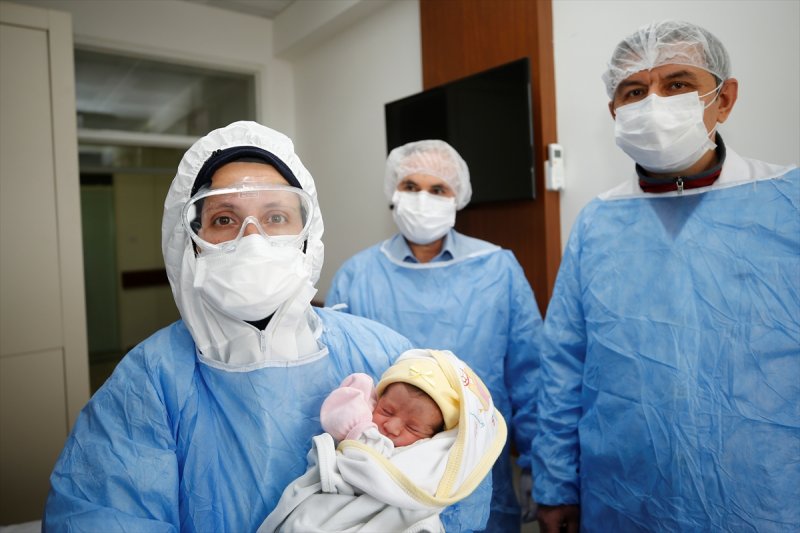 Virüs Bulaşan Kadın Doğum Yaptı