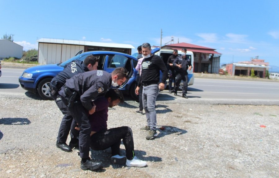 Yasağa Uymayan Gençler Zor Zaptedildi